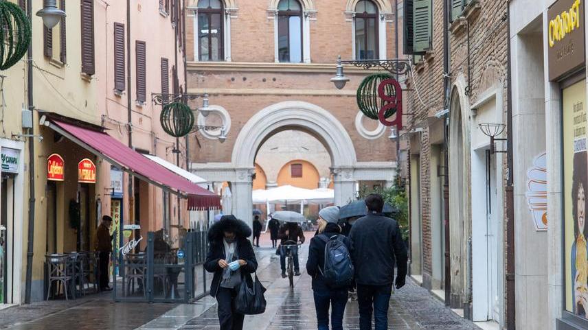 Via Garibaldi a due velocità, il commercio diviso in due