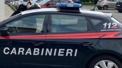 Non paga l’affitto della casa e lo aggredisce a calci e pugni