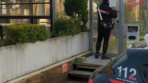 I carabinieri sigillano il locale a Roccastrada