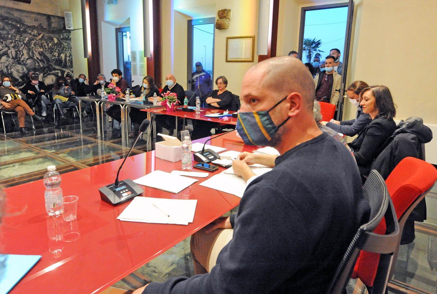 una seduta del consiglio comunale di San Vincenzo