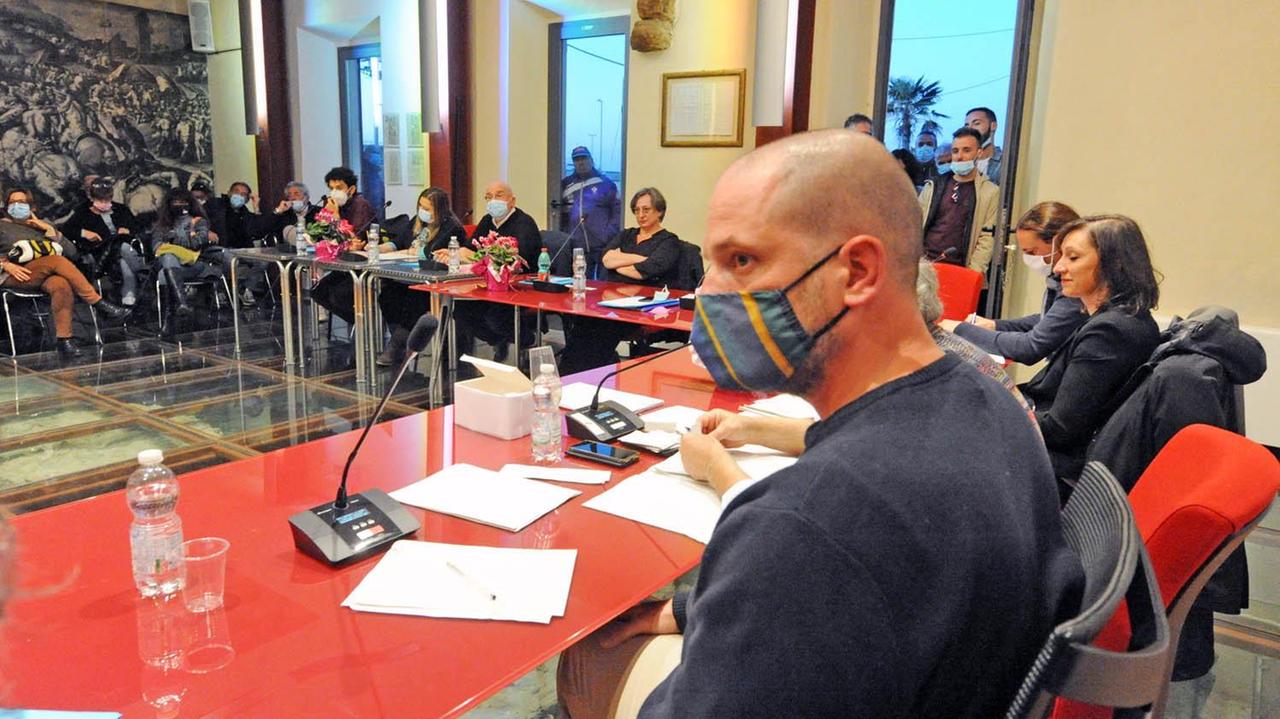 una seduta del consiglio comunale di San Vincenzo