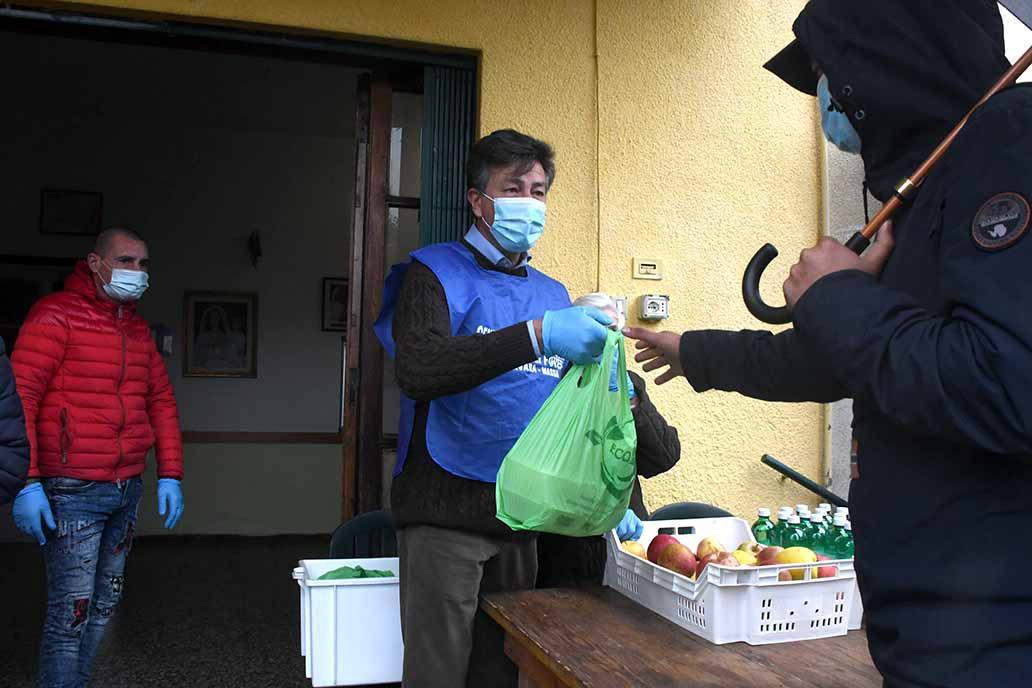 Il prefetto Ventrice durante la distribuzione dei pacchi alimentari