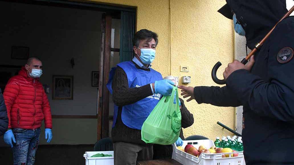 Il prefetto Ventrice durante la distribuzione dei pacchi alimentari