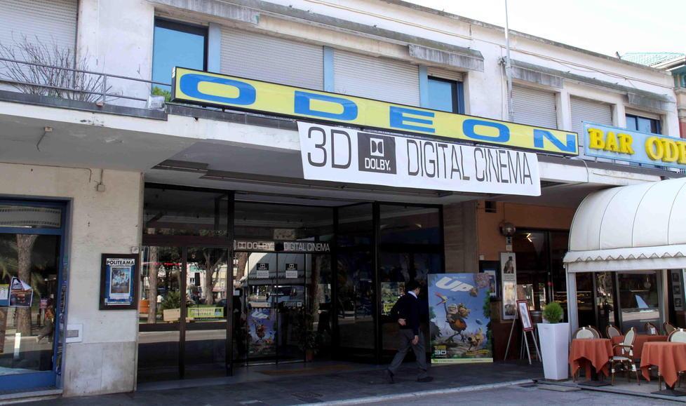 Un’immagine del cinema Odeon quando era aperto e aveva ancora il bar