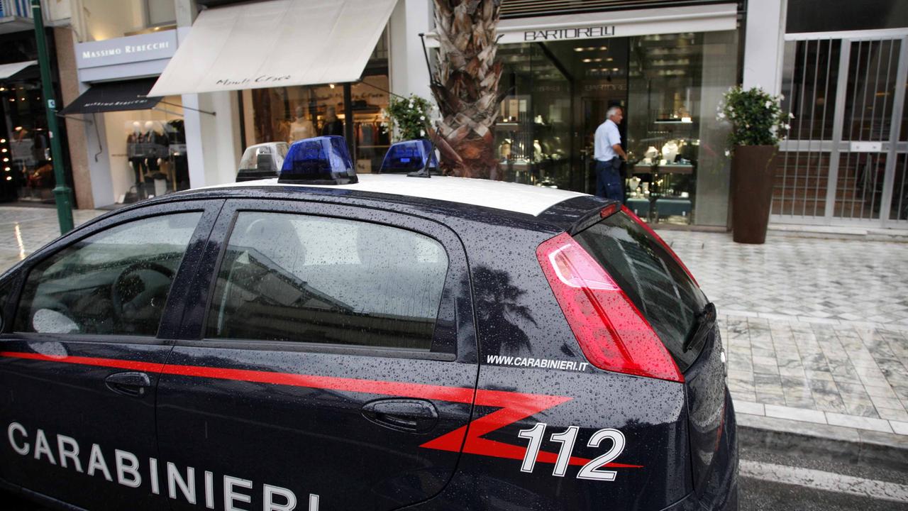 Ruba due bici da un B&B a Montignoso, poi spintona i carabinieri: arrestato