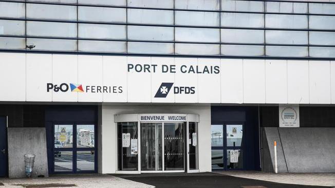 I pescatori francesi bloccano i traghetti da Calais per Gb