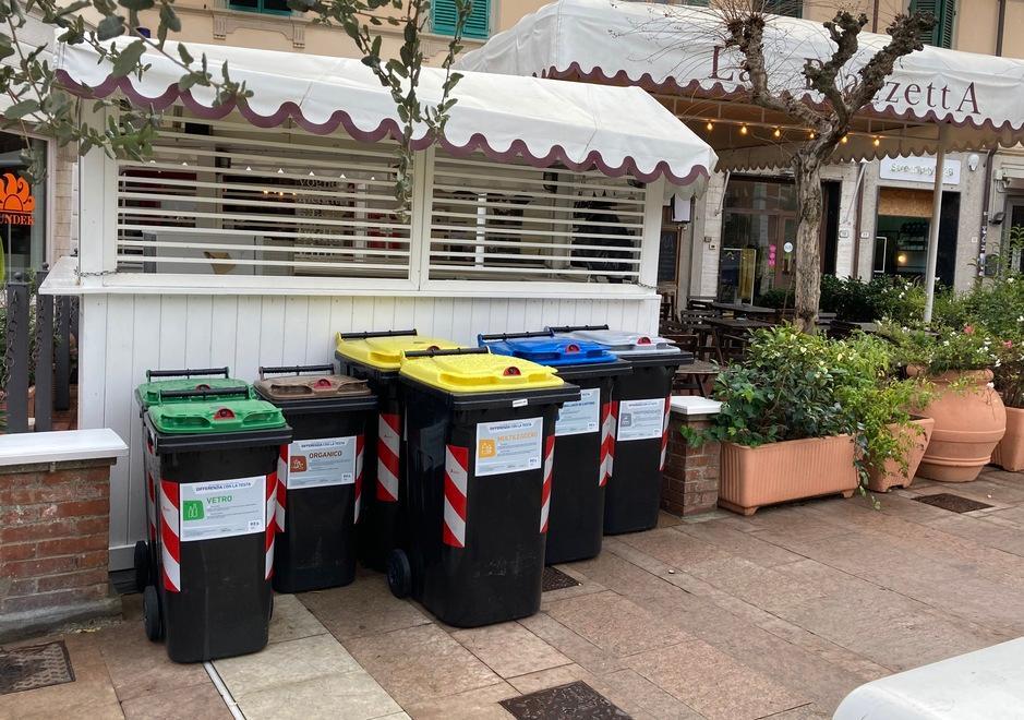 Via dalla piazzetta di Castiglioncello i bidoni delle attività per il porta a porta 