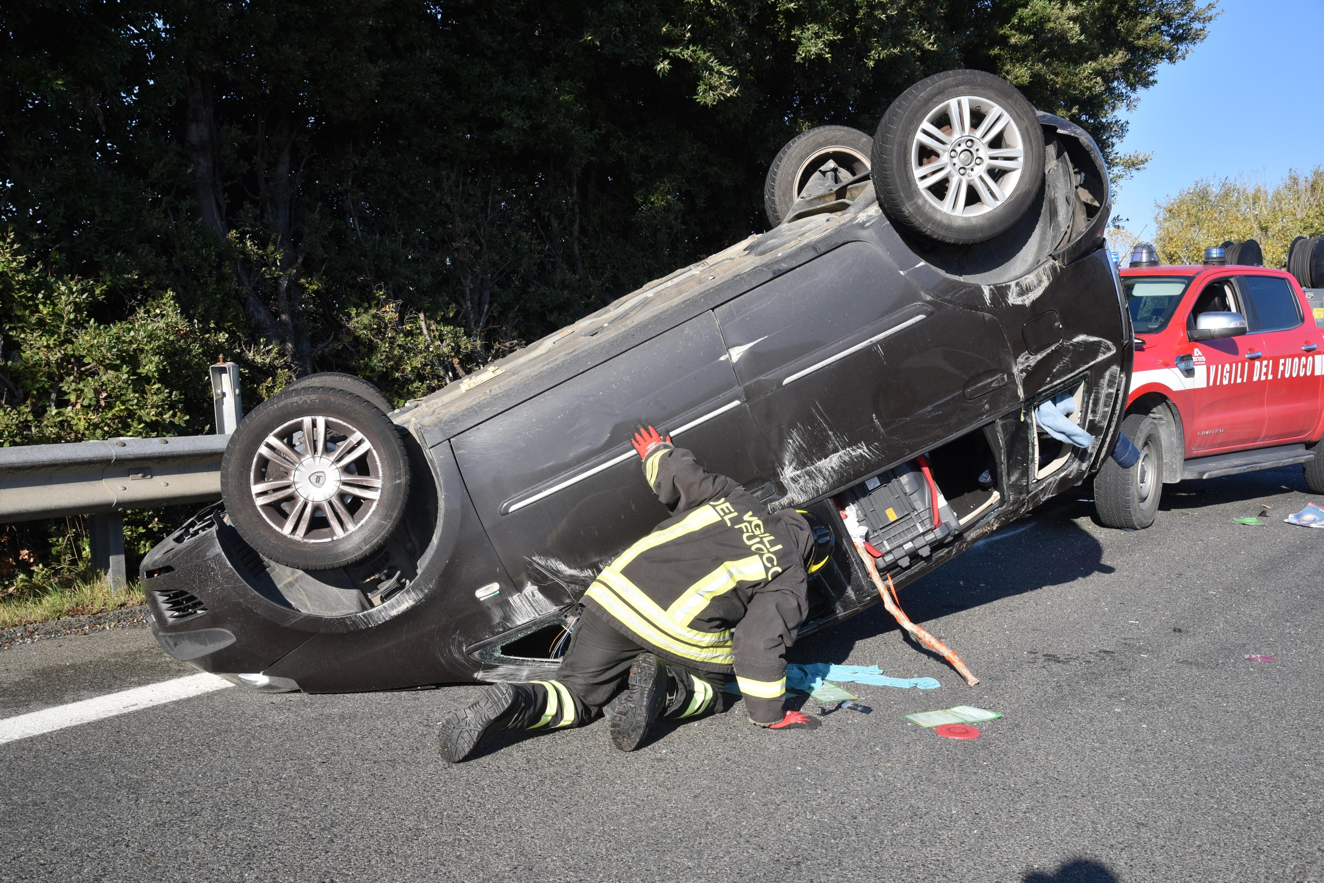 Un incidente sull'Aurelia: la strada killer della provincia (Foto AgenziaBF)