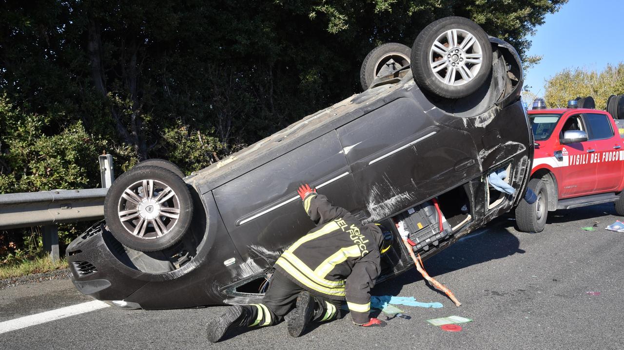 Un incidente sull'Aurelia: la strada killer della provincia (Foto AgenziaBF)