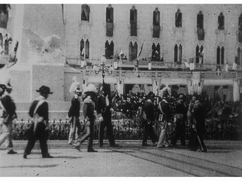 Un fotogramma del film girato a Sassari nel 1899 in occasione della visita dei reali