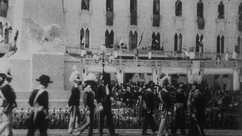 Un fotogramma del film girato a Sassari nel 1899 in occasione della visita dei reali