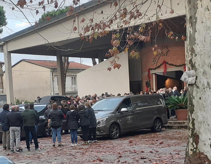 A Viareggio lacrime e palloncini per salutare Annina: «Fai buon viaggio principessa» 