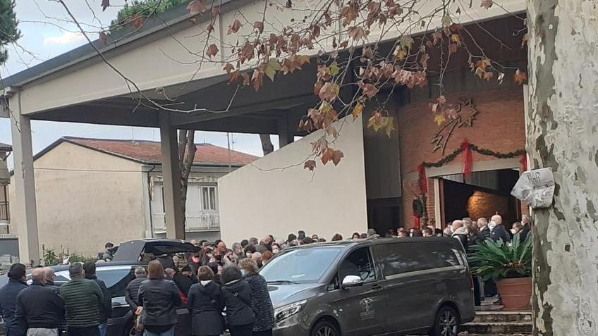 A Viareggio lacrime e palloncini per salutare Annina: «Fai buon viaggio principessa»