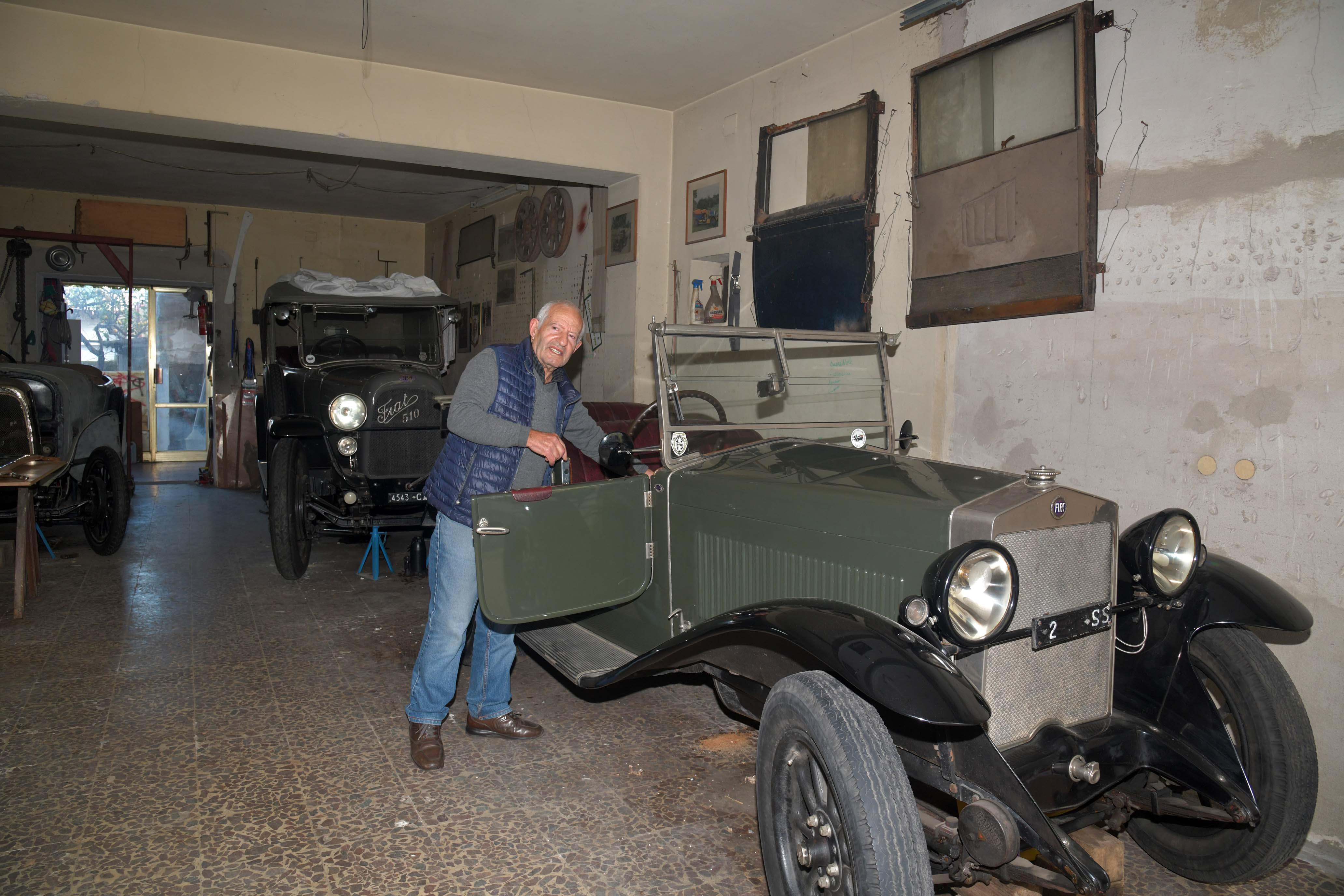 L'olbiese Giovanni Tamponi con la Fiat targata SS 2 da lui restaurata