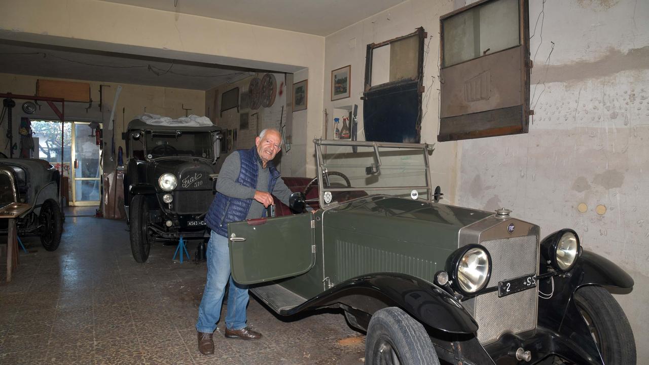 L'olbiese Giovanni Tamponi con la Fiat targata SS 2 da lui restaurata