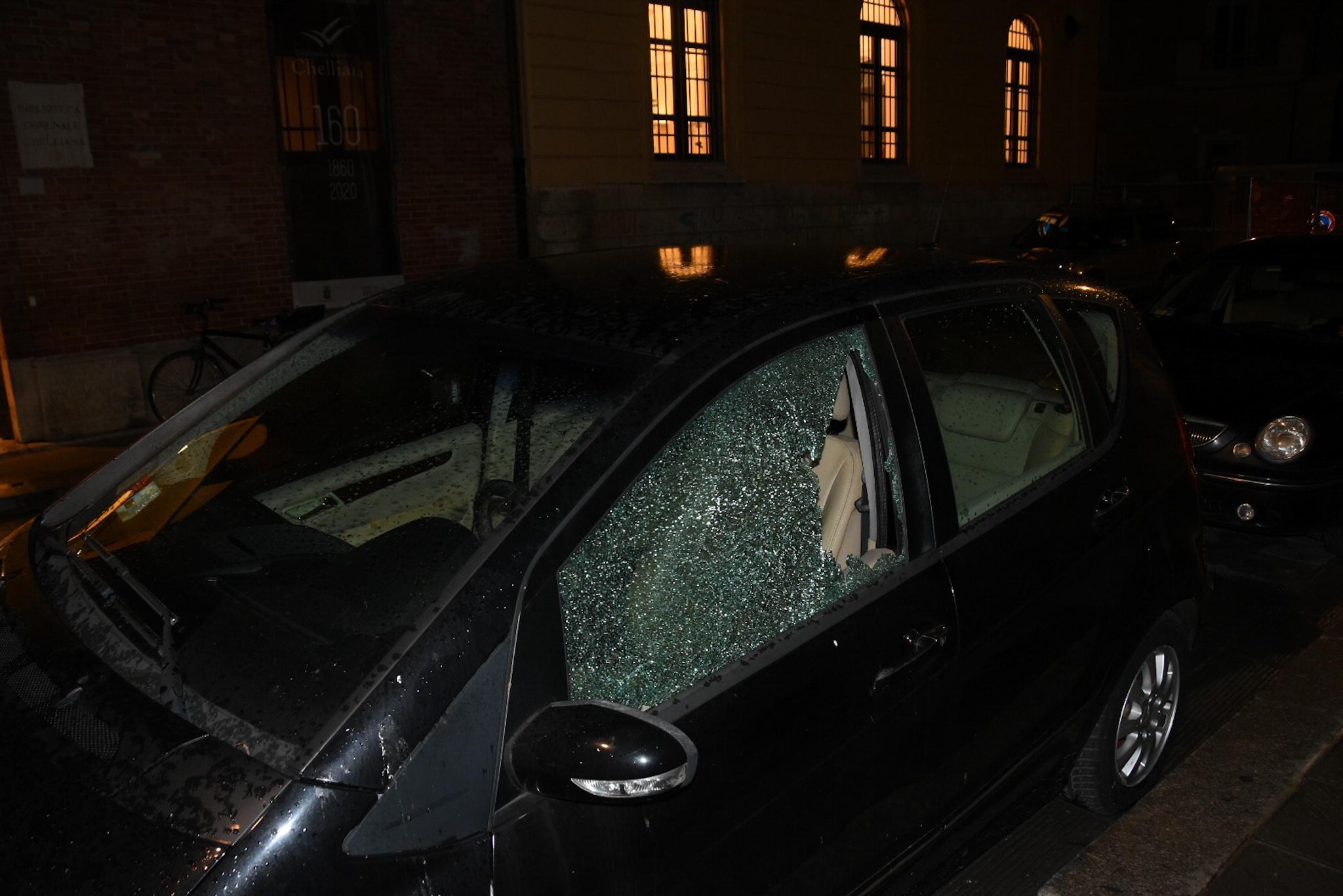 Una delle auto spaccate dai ladri nel centro storico della città tra il 25 e il 26 novembre (Foto AgenziaBF)