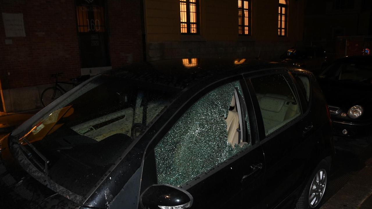 Una delle auto spaccate dai ladri nel centro storico della città tra il 25 e il 26 novembre (Foto AgenziaBF)