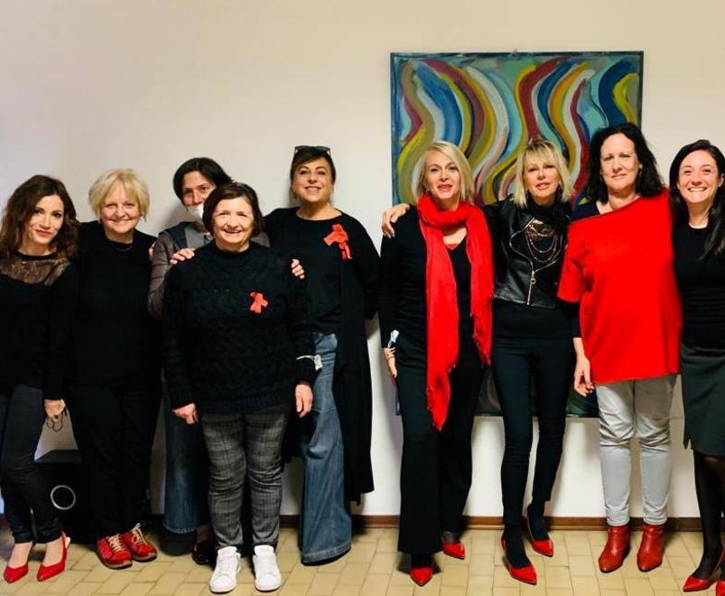 Scarpe rosse per le donne della procura di Massa
