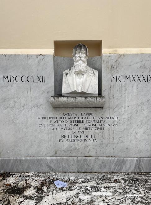 Il monumento di Bettino Pilli versa in uno stato di degrado