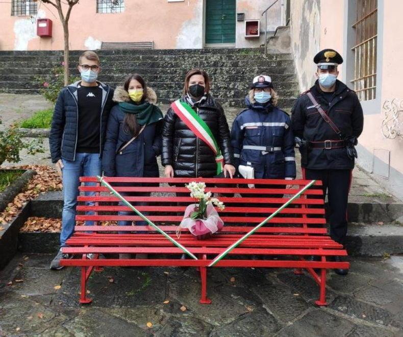 Nuove panchine rosse nel centro di Villa Basilica e nel parco di Capannori per dire no alla violenza 
