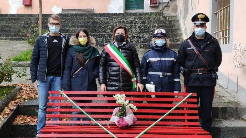 Nuove panchine rosse nel centro di Villa Basilica e nel parco di Capannori per dire no alla violenza