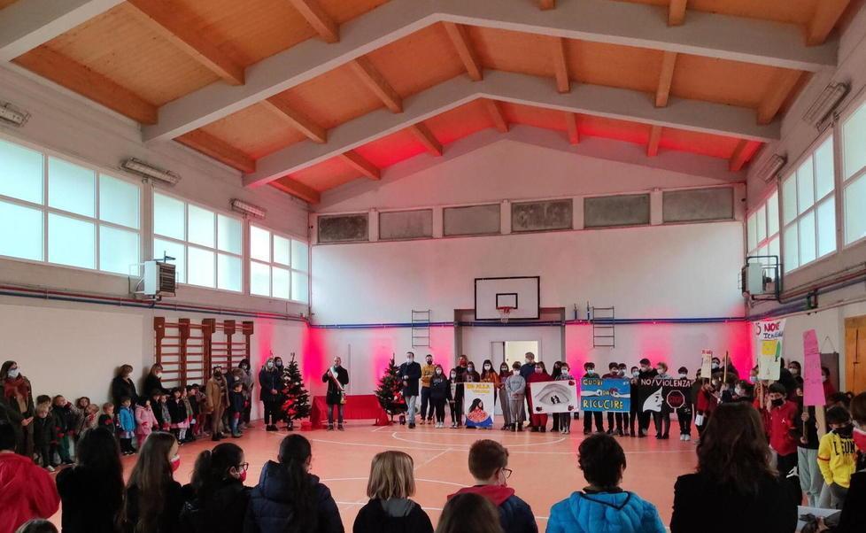 Giovanissimi in campo contro la violenza e panchina rossa a Mulina