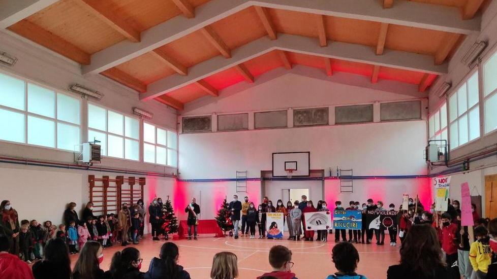 Giovanissimi in campo contro la violenza e panchina rossa a Mulina