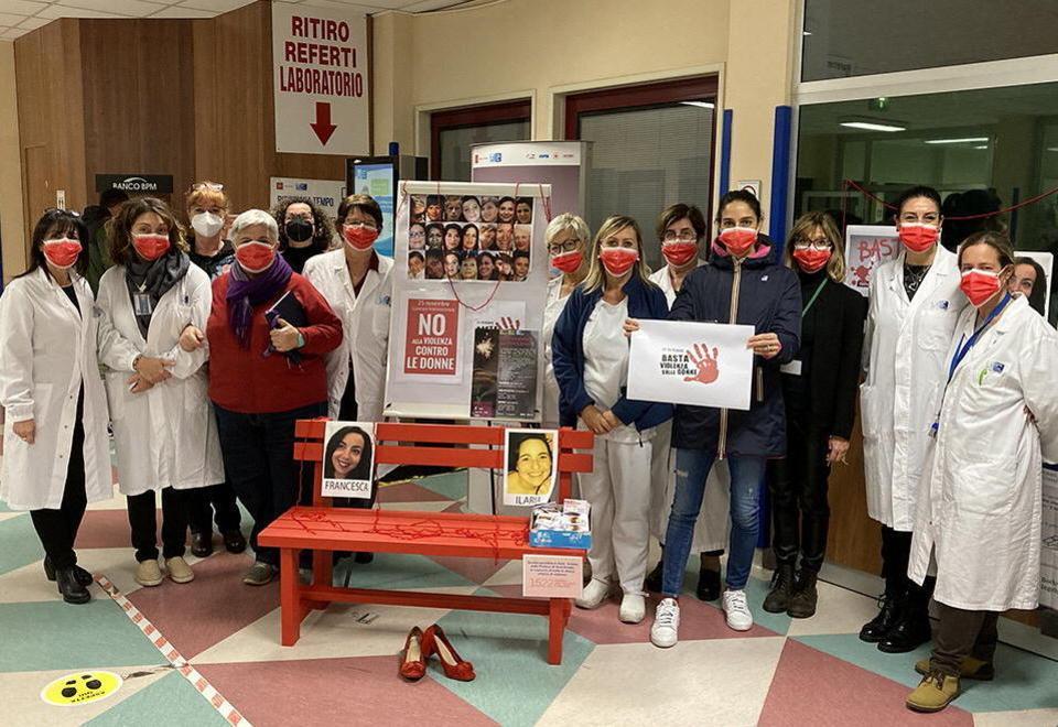Scuola e ospedale: due panchine rosse contro la violenza 