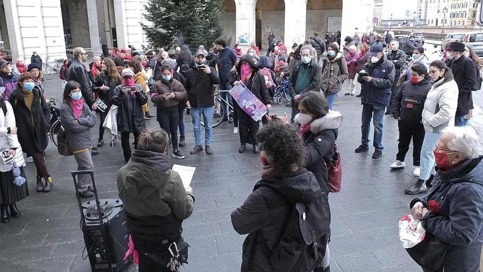 Una lunga catena rossa per le strade e il grido delle donne: basta violenza