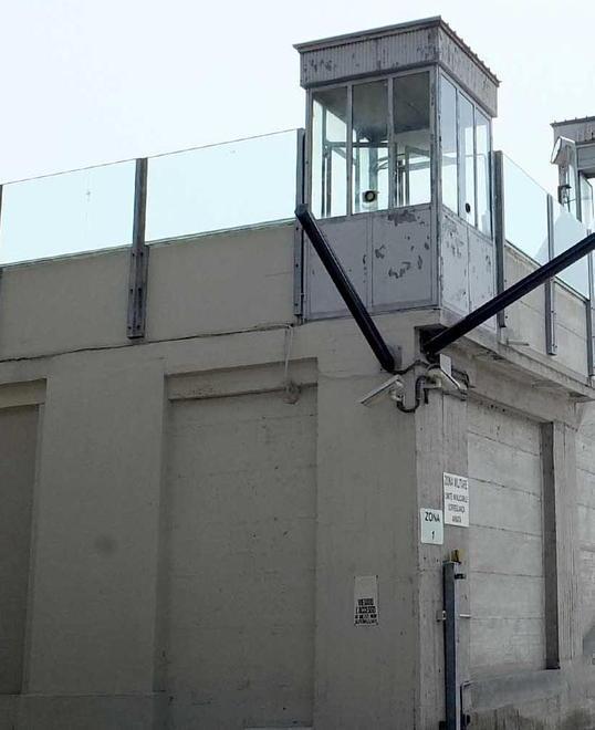 Aggredì la guardia carceraria con insulti e colpi di sedia 