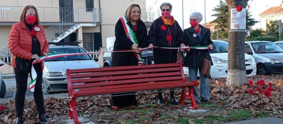 Panchine rosse e il Calendario della Rinascita in difesa delle donne 