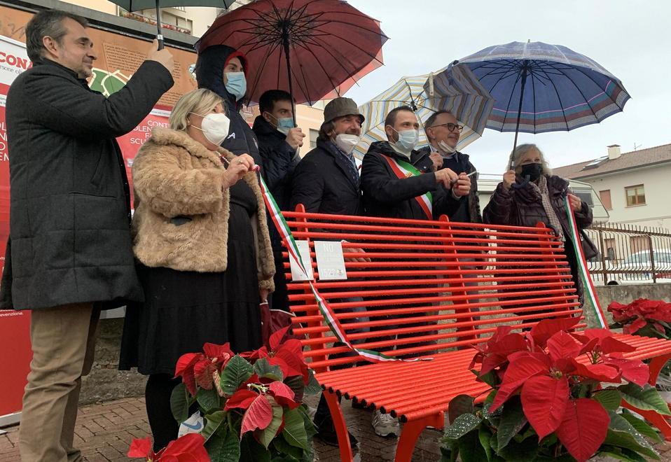Inaugurata una panchina rossa alla Conad di via Pistoiese 