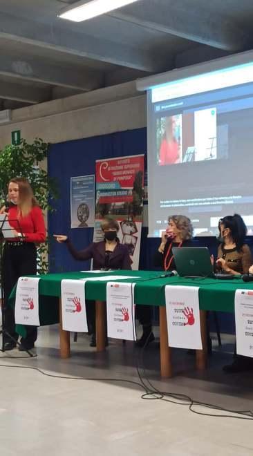 Bondeno si è fermata per ricordare Rossella Berco dona scarpe alle proprie dipendenti 