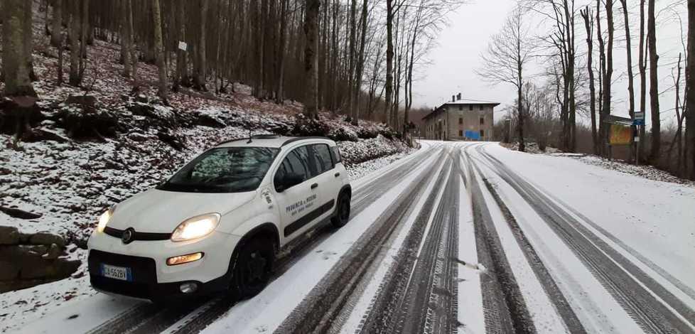 Cade la prima neve e si inizia a pulire il passo delle Radici 