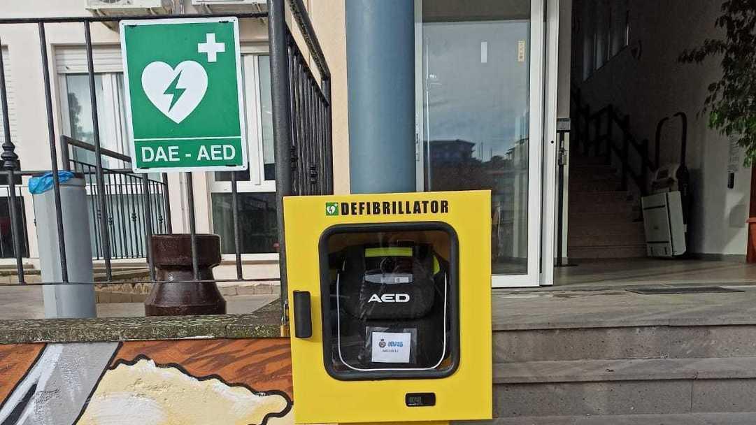 Il primo defibrillatore consegnato da Avis al Comune