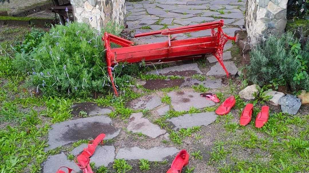 Panchina rossa distrutta a Muravera