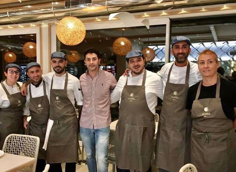 La "brigata" della cucina del Rafel con al centro l'amministratore del locale Andrea Pinna e, al suo fianco a destra, lo chef Giuseppe Marongiu