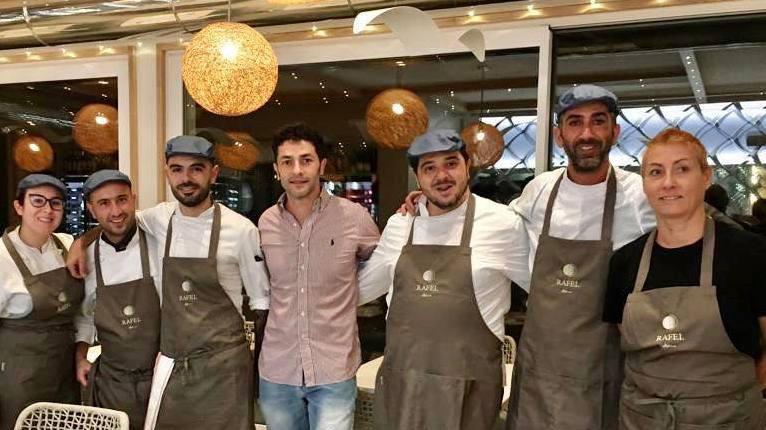 La "brigata" della cucina del Rafel con al centro l'amministratore del locale Andrea Pinna e, al suo fianco a destra, lo chef Giuseppe Marongiu