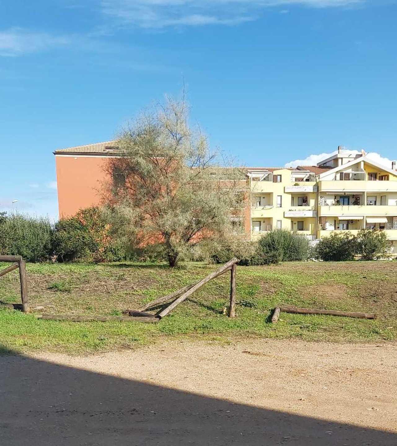 L’idiozia dei vandali: distrutte le staccionate 