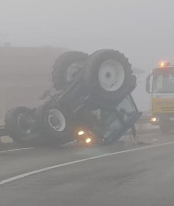 Pavullo. Il trattore si cappotta sulla strada provinciale 