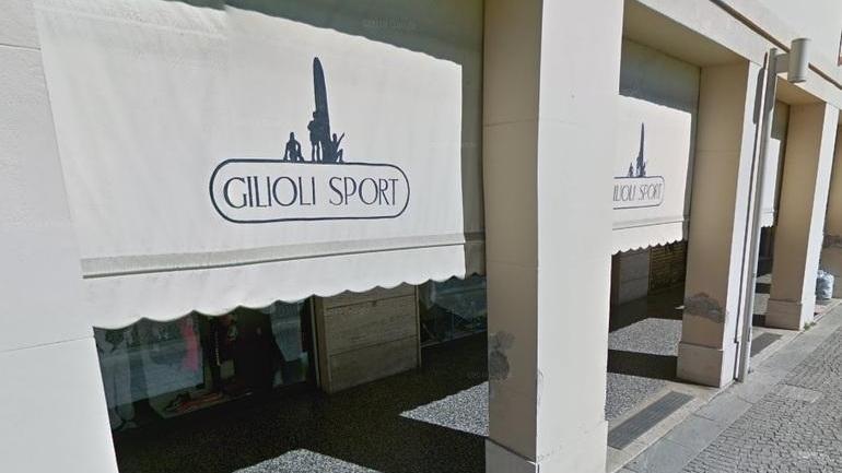 Vignola. Rapinano il negozio e poi fuggono in corriera