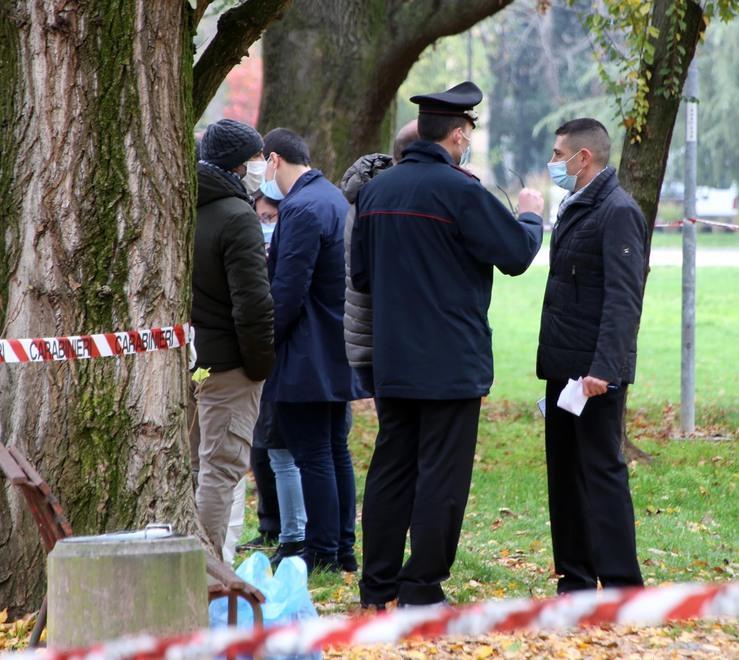 Omicidio di via Patti a Reggio Emilia, l’autopsia conferma le due coltellate: nei telefonini le ultime risposte 