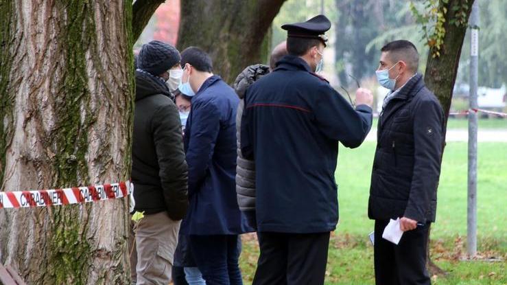 Omicidio di via Patti a Reggio Emilia, l’autopsia conferma le due coltellate: nei telefonini le ultime risposte