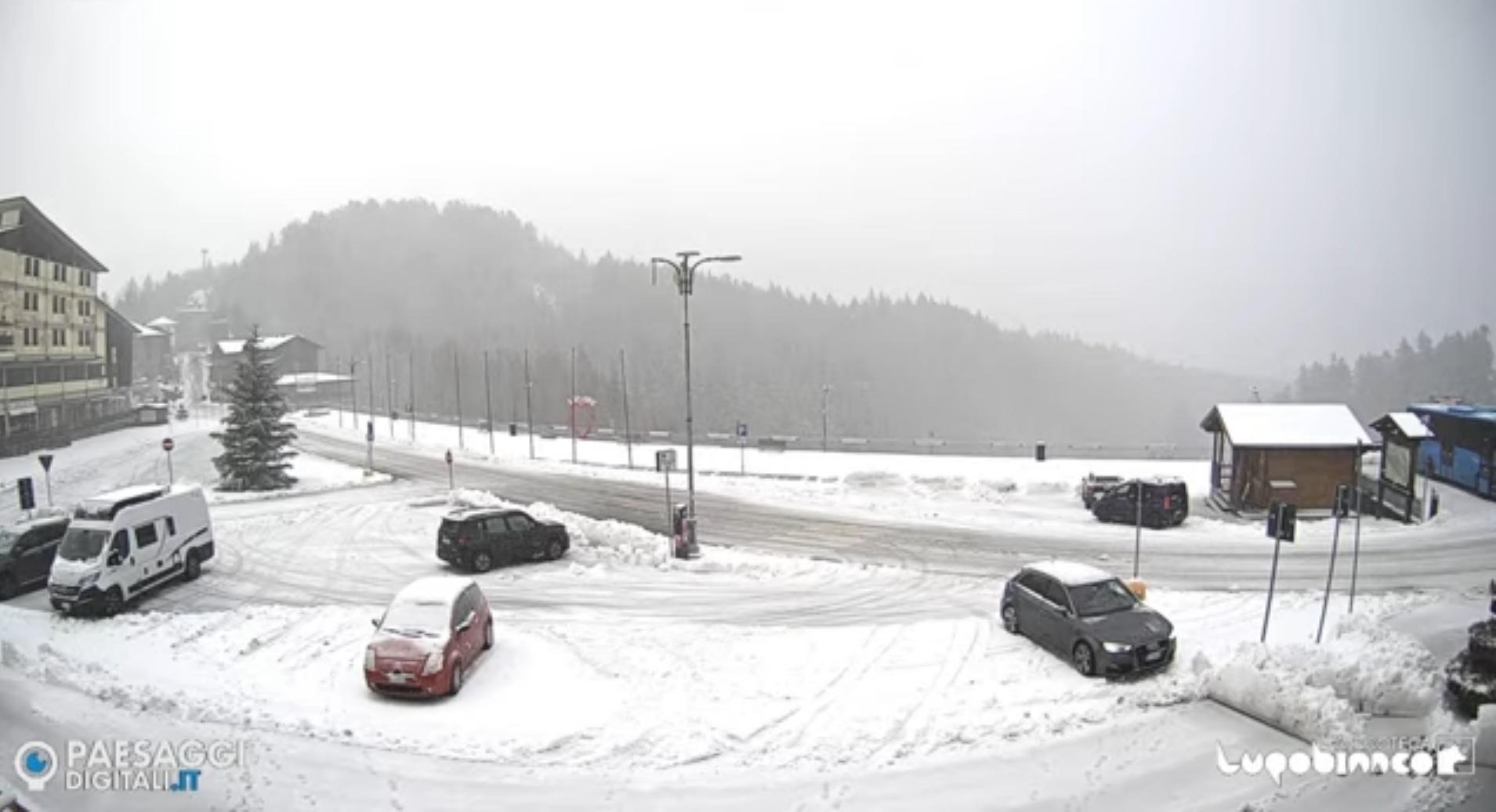 Nevicata all'Abetone, imbiancate le piste chiuse dal marzo 2020 - Video