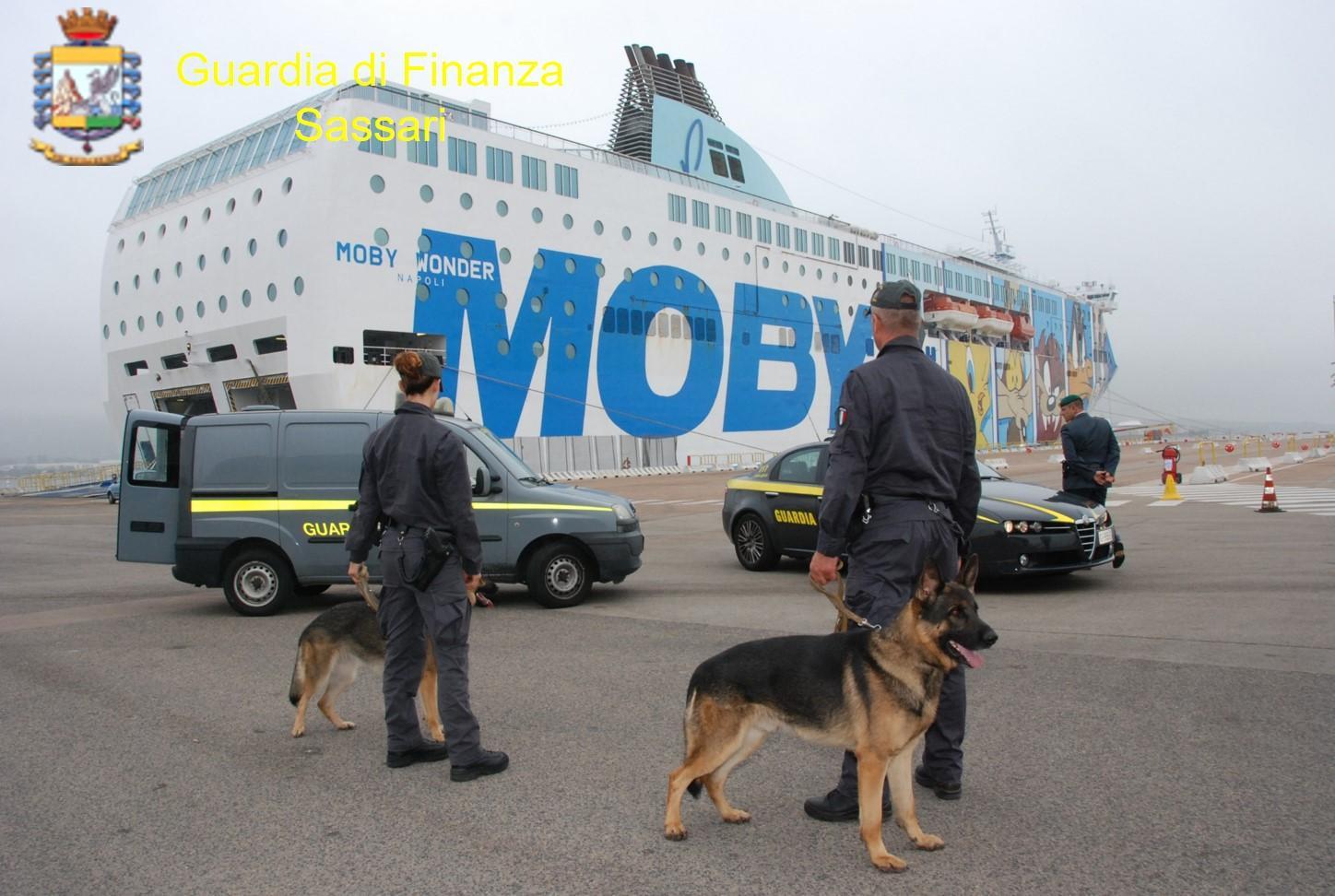 Olbia, sei migranti aggrappati sotto due camion frigo sorpresi all'imbarco in porto 