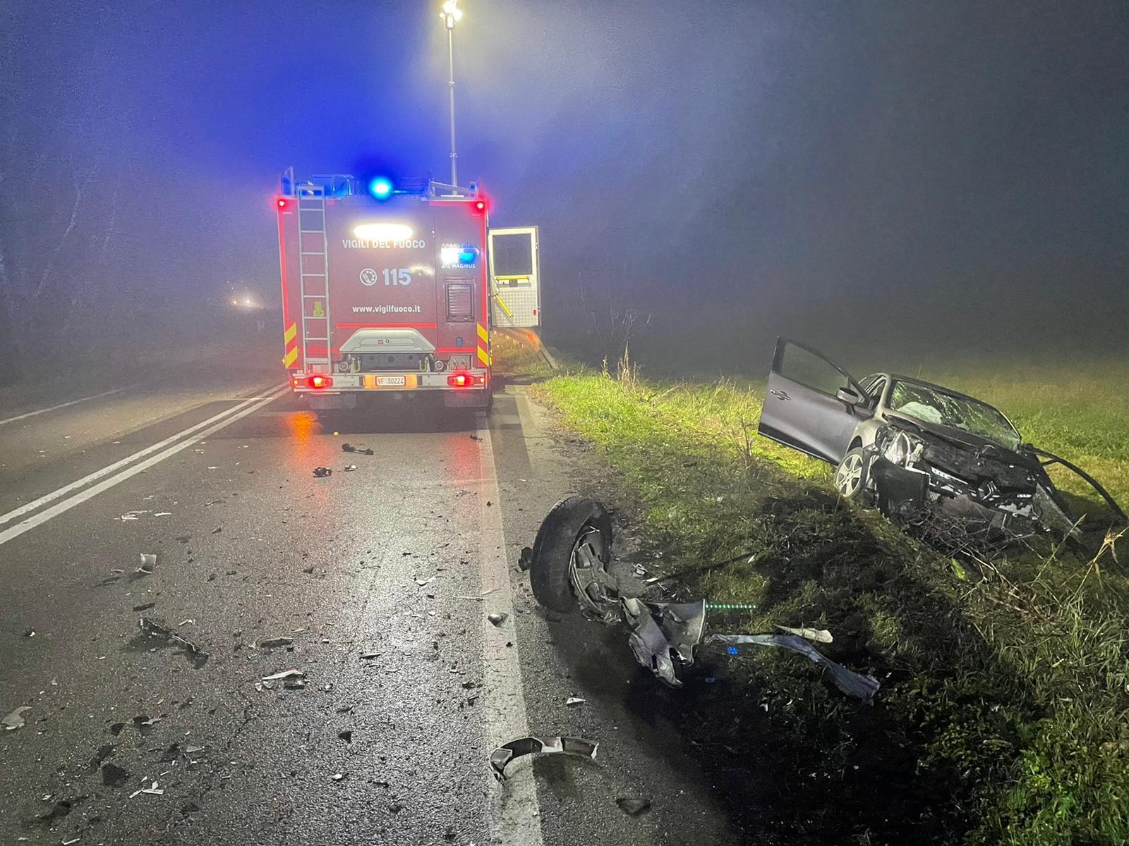 Cadelbosco Sopra: schianto frontale nella notte, grave ragazzo di 25 anni