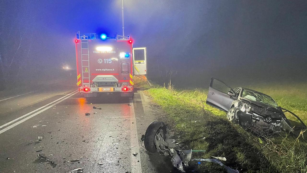 Cadelbosco Sopra: schianto frontale nella notte, grave ragazzo di 25 anni