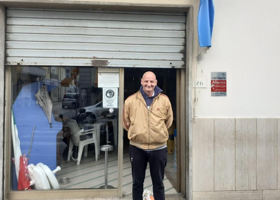 Aguinaldo "Aldo" Bellotti davanti al Sor Emilio