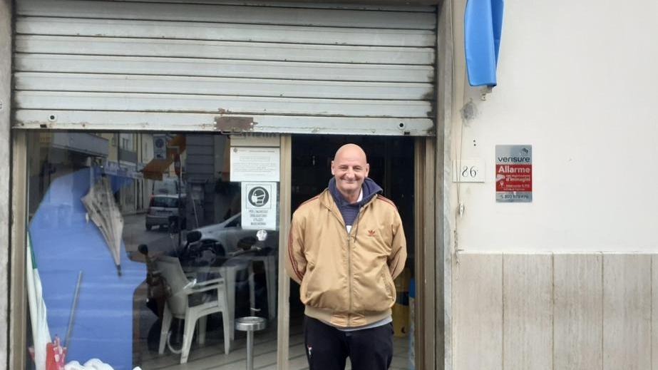 Aguinaldo "Aldo" Bellotti davanti al Sor Emilio