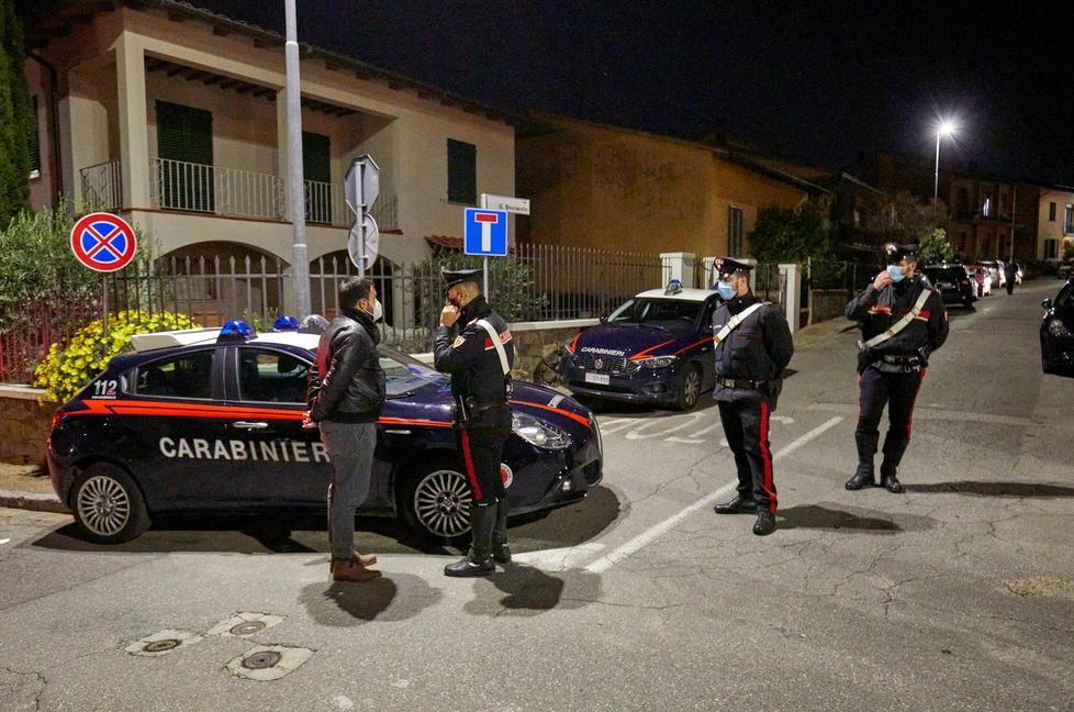 I carabinieri col sindaco Prestanti in via Boccaccio